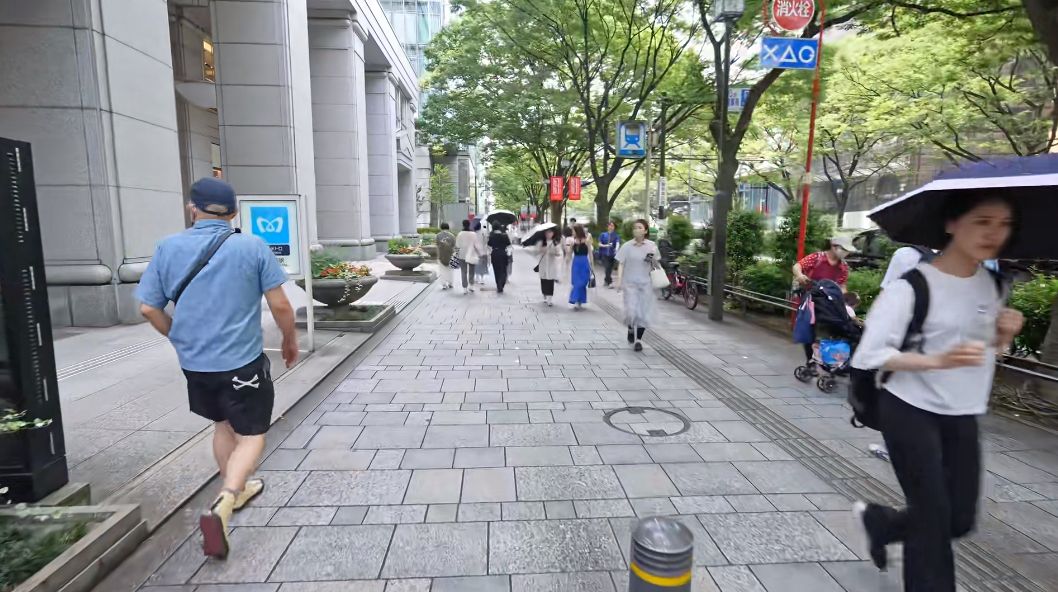 在6月，悠闲地漫步探索东京的表参道，感受这个时尚街区的魅力与活力。