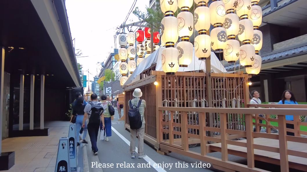 在7月祇园祭游行前的三天，漫步于日本京都四条乌丸，感受节日的宁静与助眠的氛围。