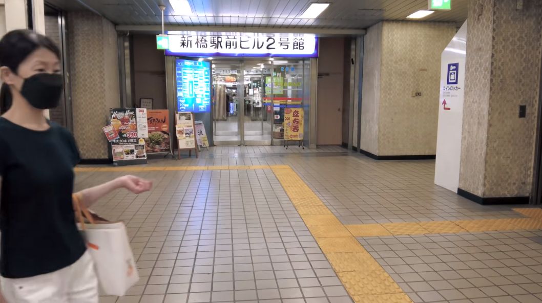 在7月的夜晚，漫步探索日本东京港区新桥，尽享城市的迷人夜景。