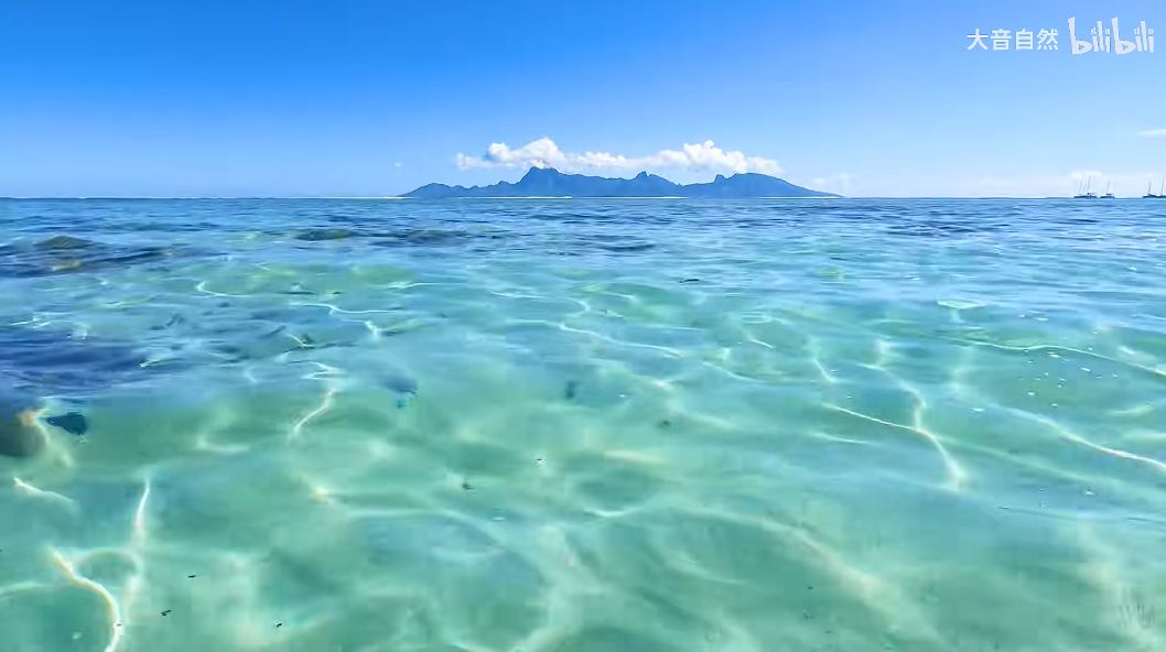 感受海风轻拂，聆听海浪拍打的声音，让心情渐渐放松。