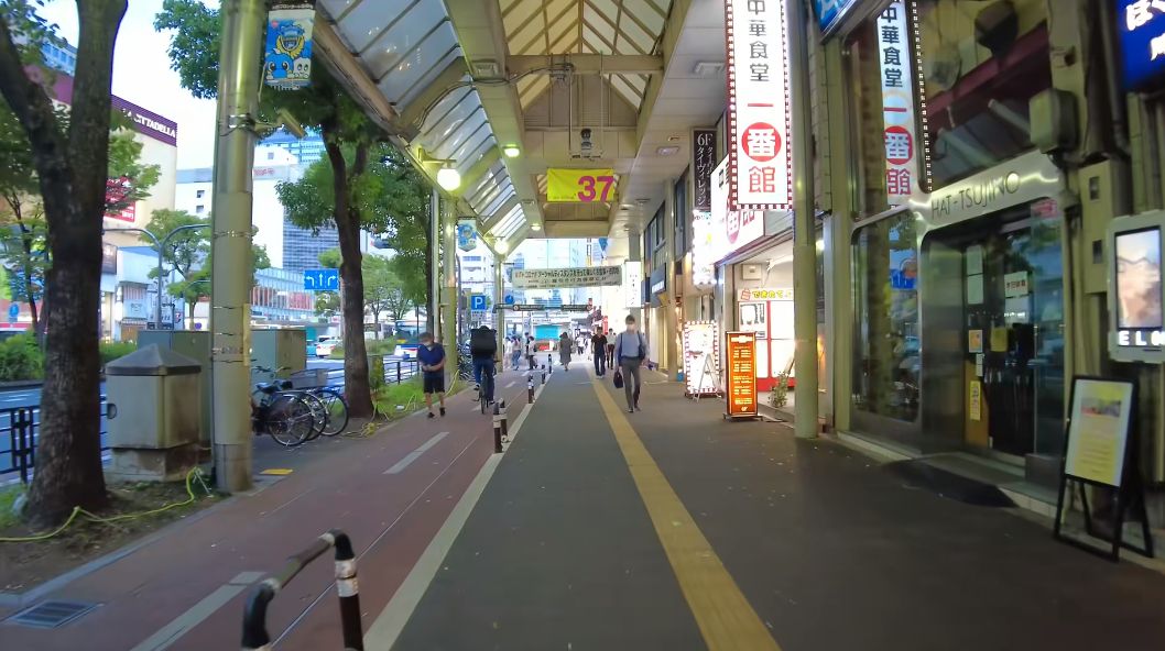 在7月的傍晚，徜徉于日本神奈川县川崎市，探索川崎站东口的热闹商店街。